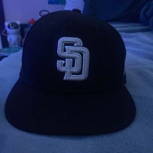 I’m selling this hat, I bought it last year but it was too big for me